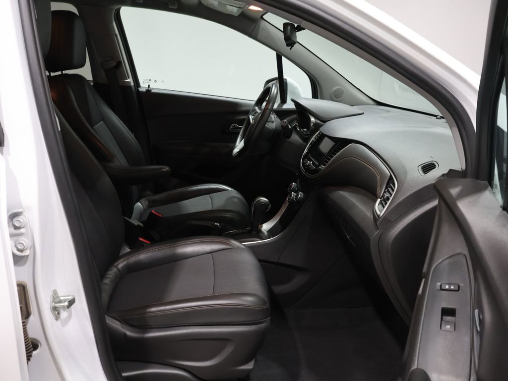 Used 2020 Chevrolet Trax LT w/ LT Convenience Package image 24