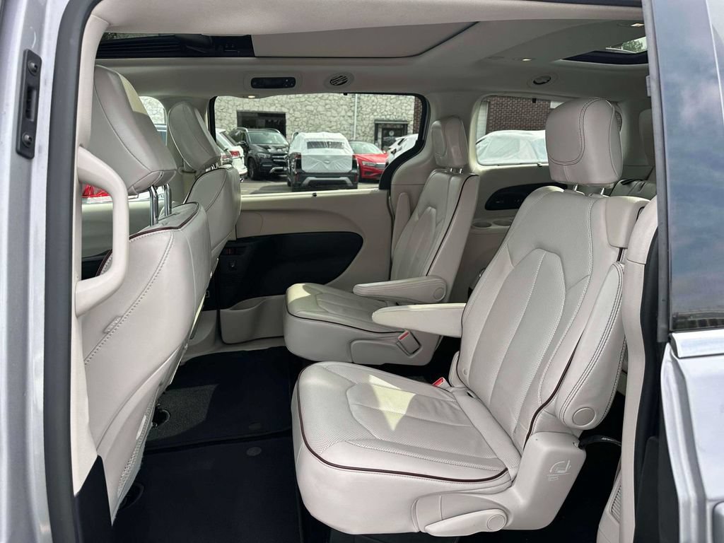 Used 2020 Chrysler Pacifica Limited w/ Advanced Safetytec Group FWD image 9