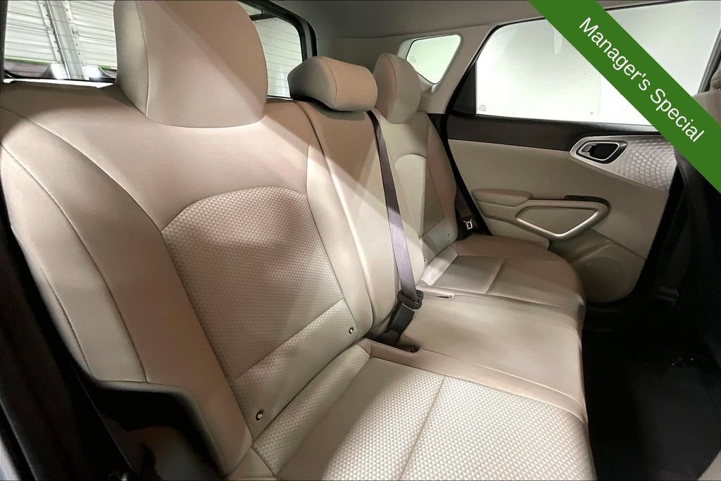 Used 2025 Kia Soul LX w/ LX Technology Package FWD image 32
