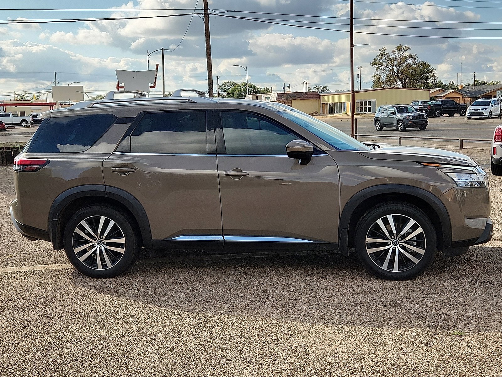 Used 2024 Nissan Pathfinder Platinum image 5