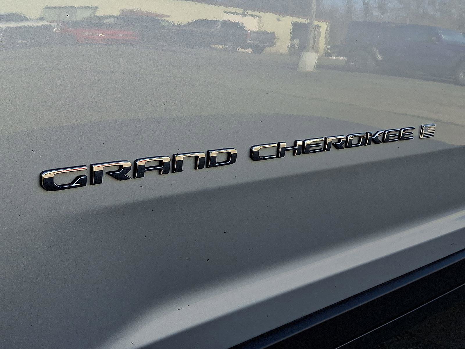 Used 2023 Jeep Grand Cherokee Laredo image 31