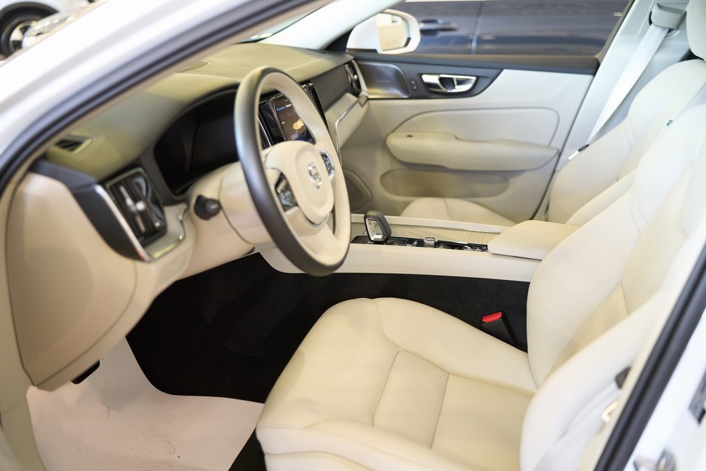 Certified 2025 Volvo V60 B5 Cross Country Plus image 9