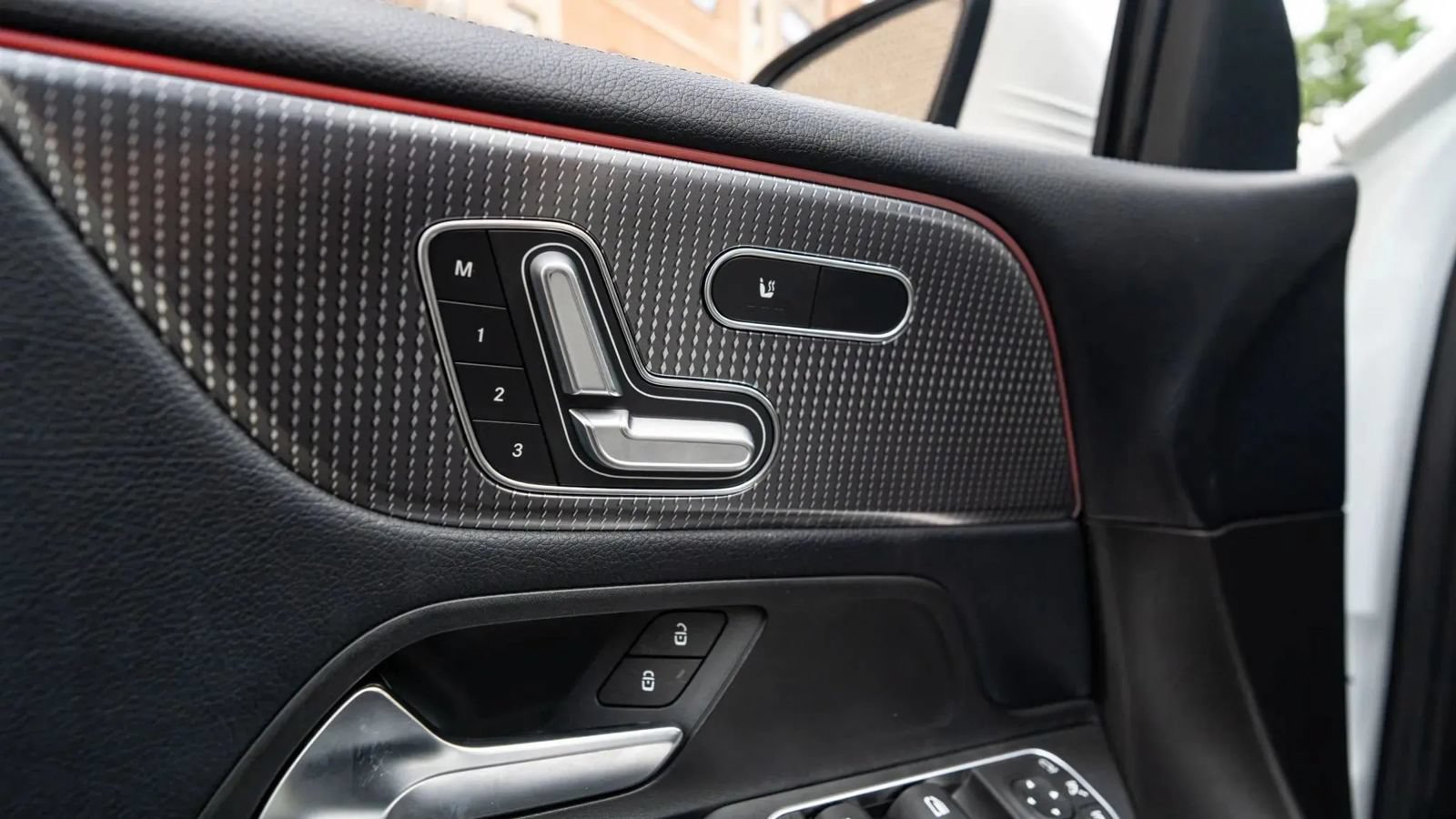 Used 2020 Mercedes-Benz GLB 250 4MATIC w/ Premium Package image 36