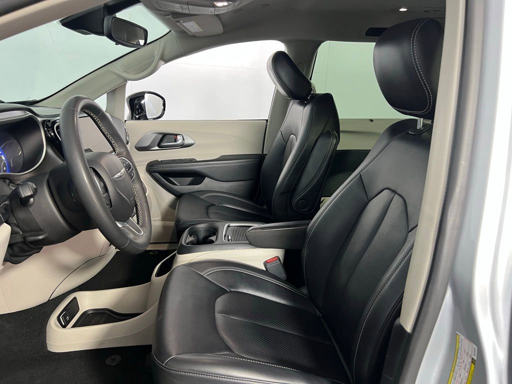 Used 2024 Chrysler Pacifica Touring-L image 24