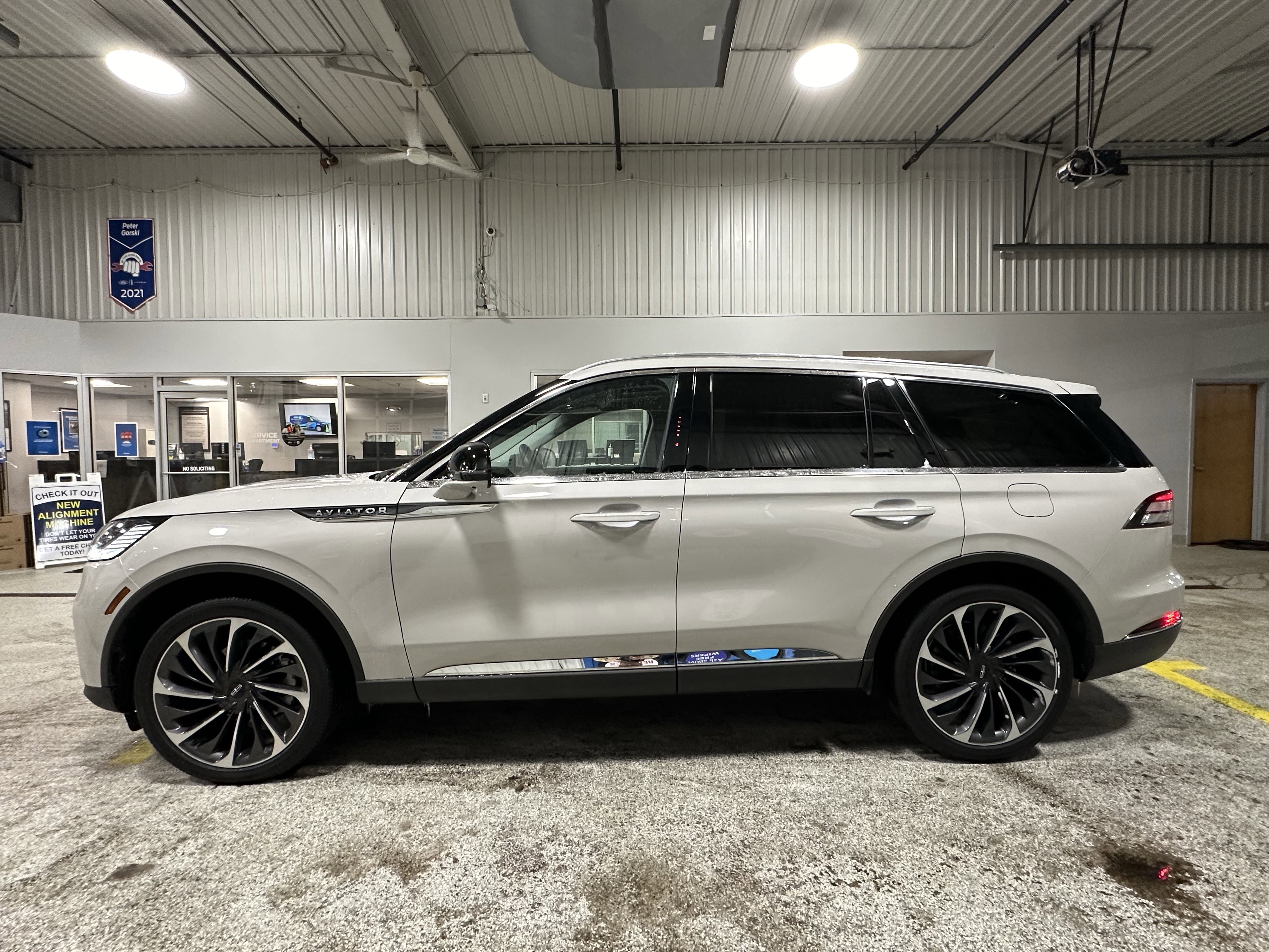 Used 2025 Lincoln Aviator Reserve w/ Equipment Group 201A image 7