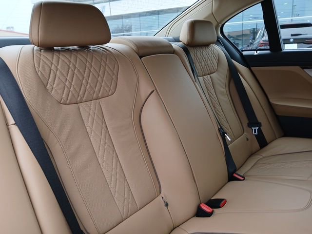 Used 2022 BMW 740i w/ Premium Package image 12