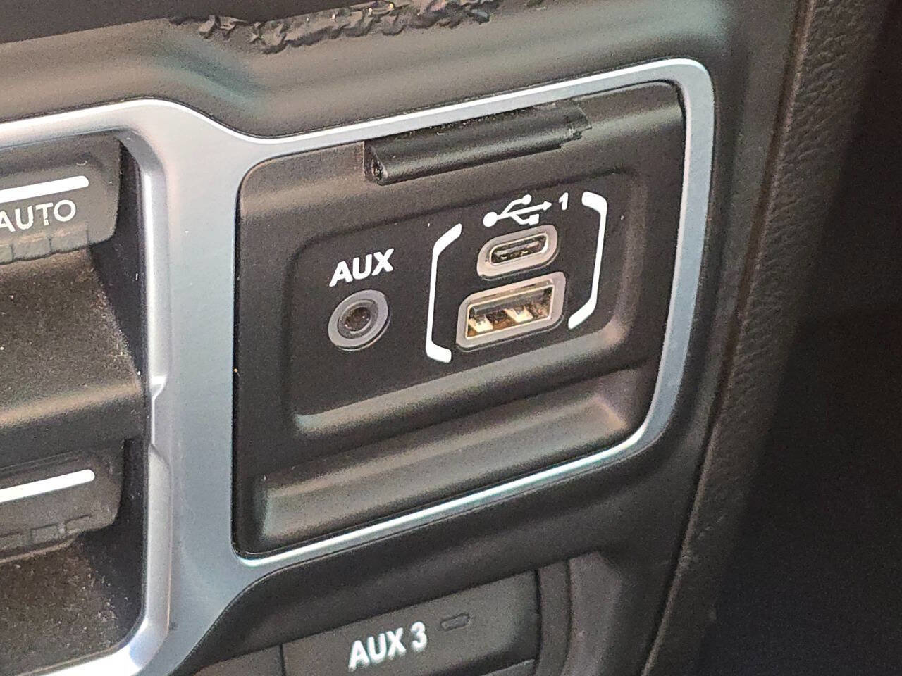 Used 2018 Jeep Wrangler Unlimited Sahara image 6