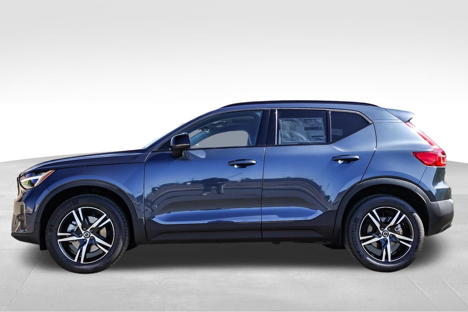 Used 2026 Volvo XC40 B5 Core AWD/4WD image 9