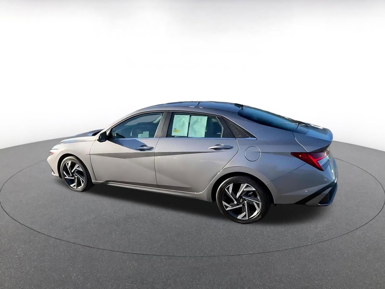 Used 2025 Hyundai Elantra Limited image 10