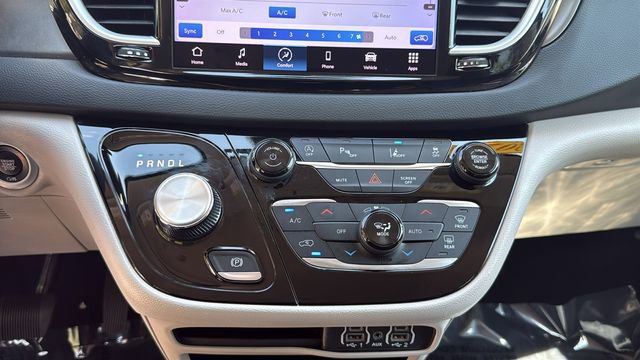 Used 2024 Chrysler Pacifica Touring-L image 25