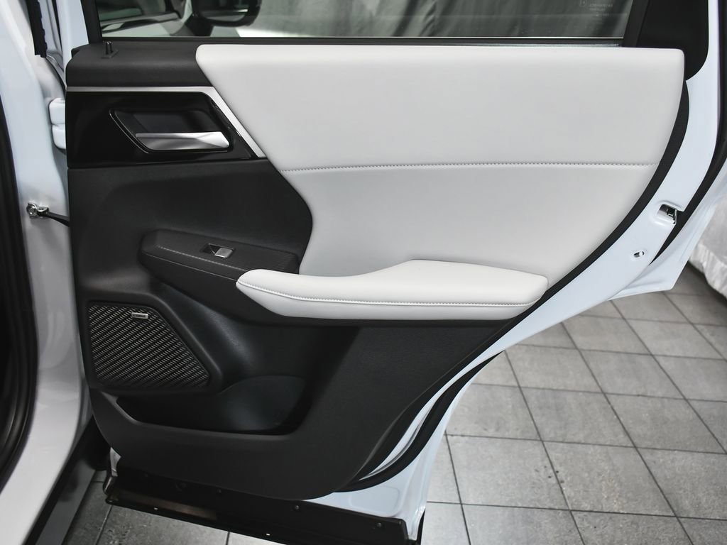 Used 2025 Mitsubishi Outlander SE image 14