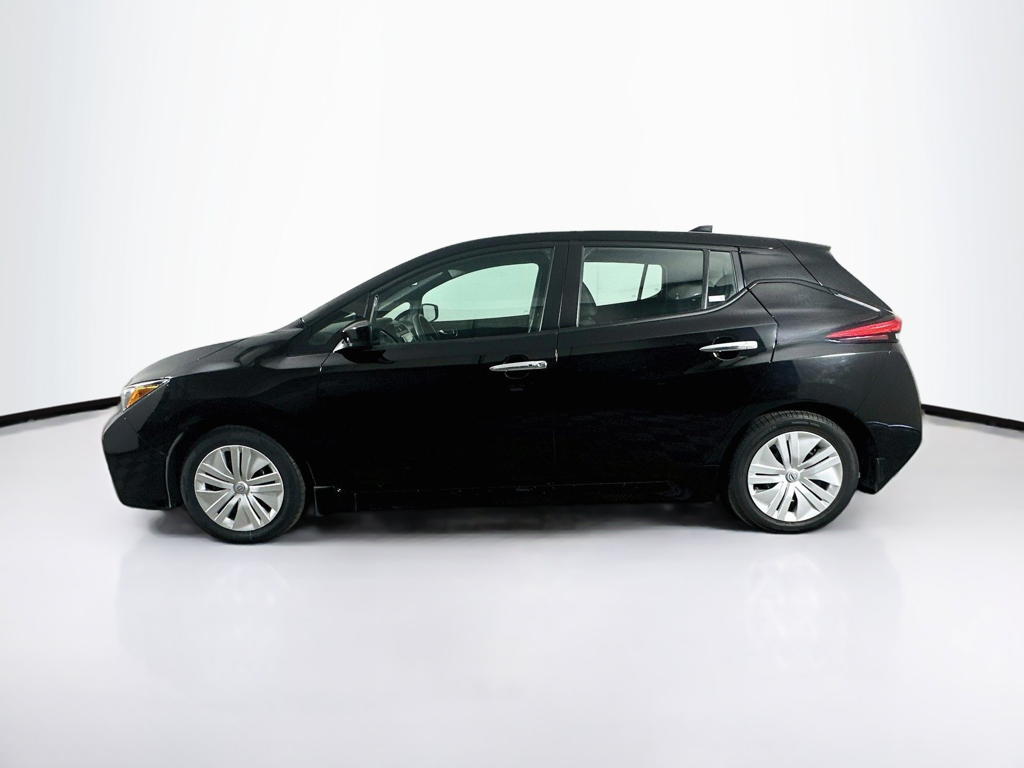 Used 2024 Nissan Leaf S FWD image 4
