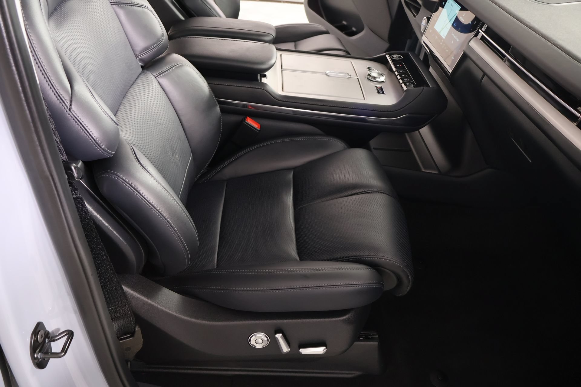 New 2025 Lincoln Navigator Reserve AWD/4WD image 15