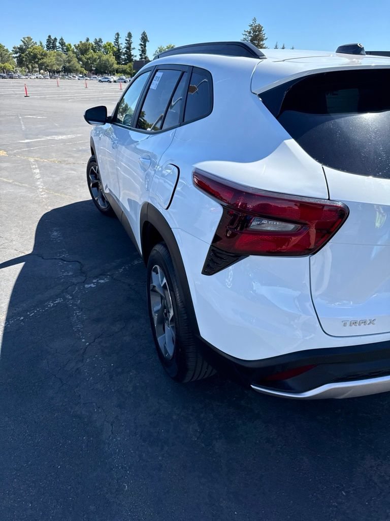 Certified 2024 Chevrolet Trax LT FWD image 12