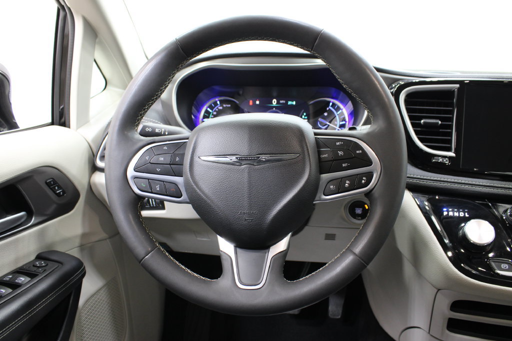 Used 2024 Chrysler Pacifica Limited FWD image 25