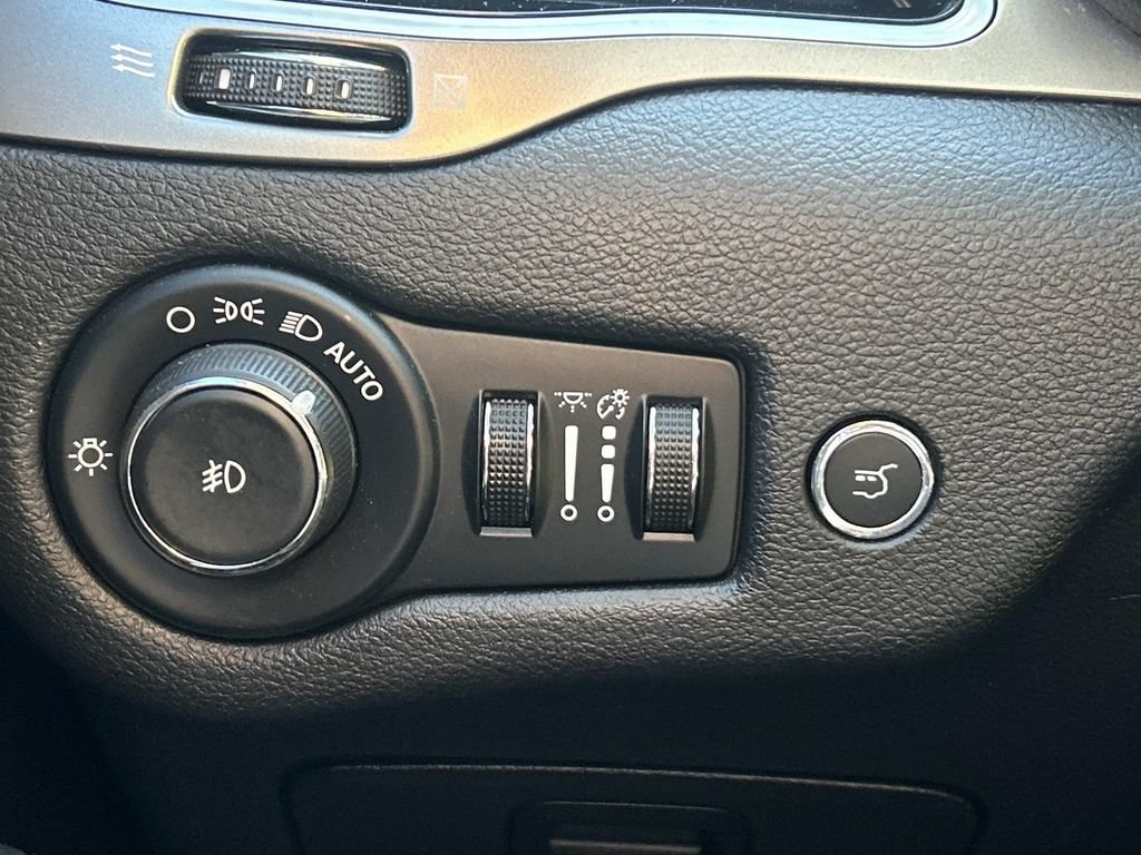 Used 2019 Jeep Cherokee Limited AWD/4WD image 22