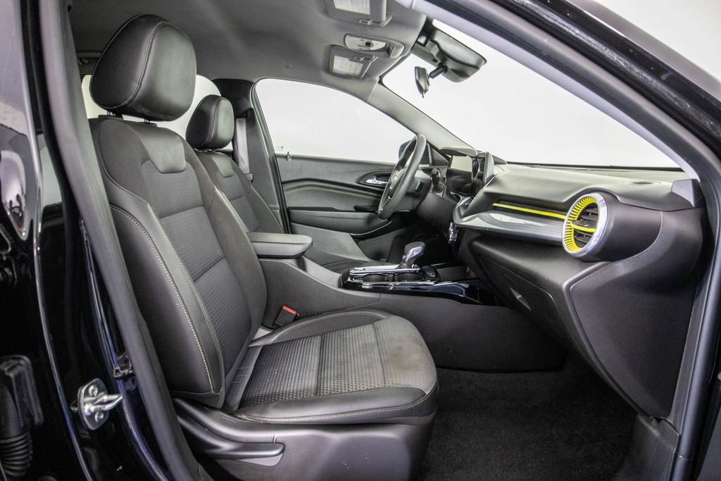 Used 2025 Chevrolet Trax LT FWD image 9