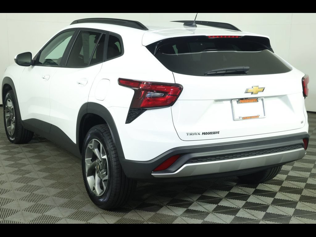 Certified 2025 Chevrolet Trax LT w/ LT Convenience Package FWD image 13