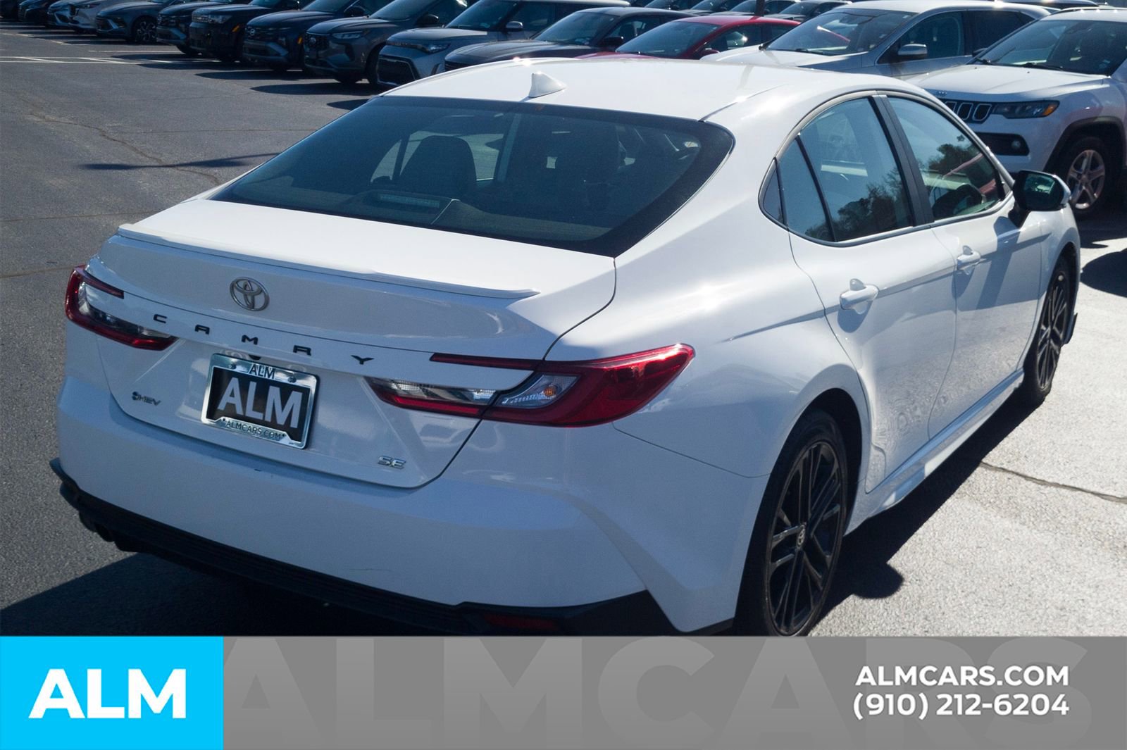 Used 2025 Toyota Camry SE image 6