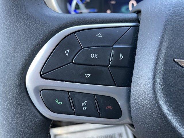 Used 2024 Chrysler Pacifica Select image 18