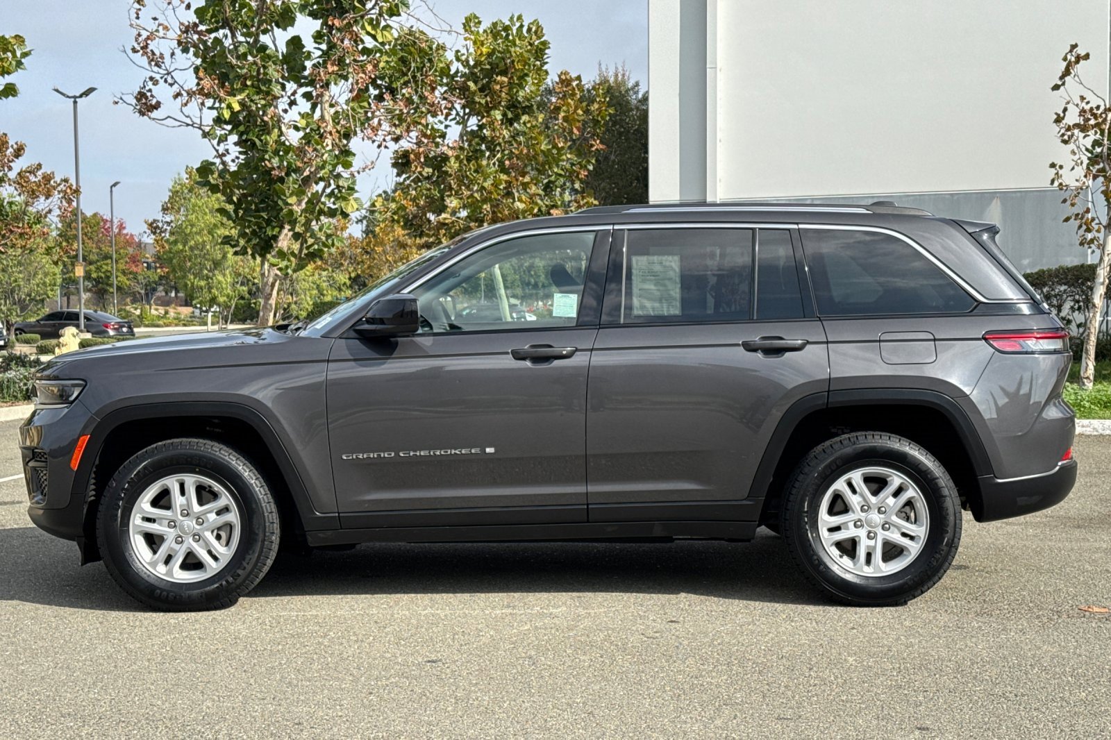Used 2023 Jeep Grand Cherokee Laredo image 7