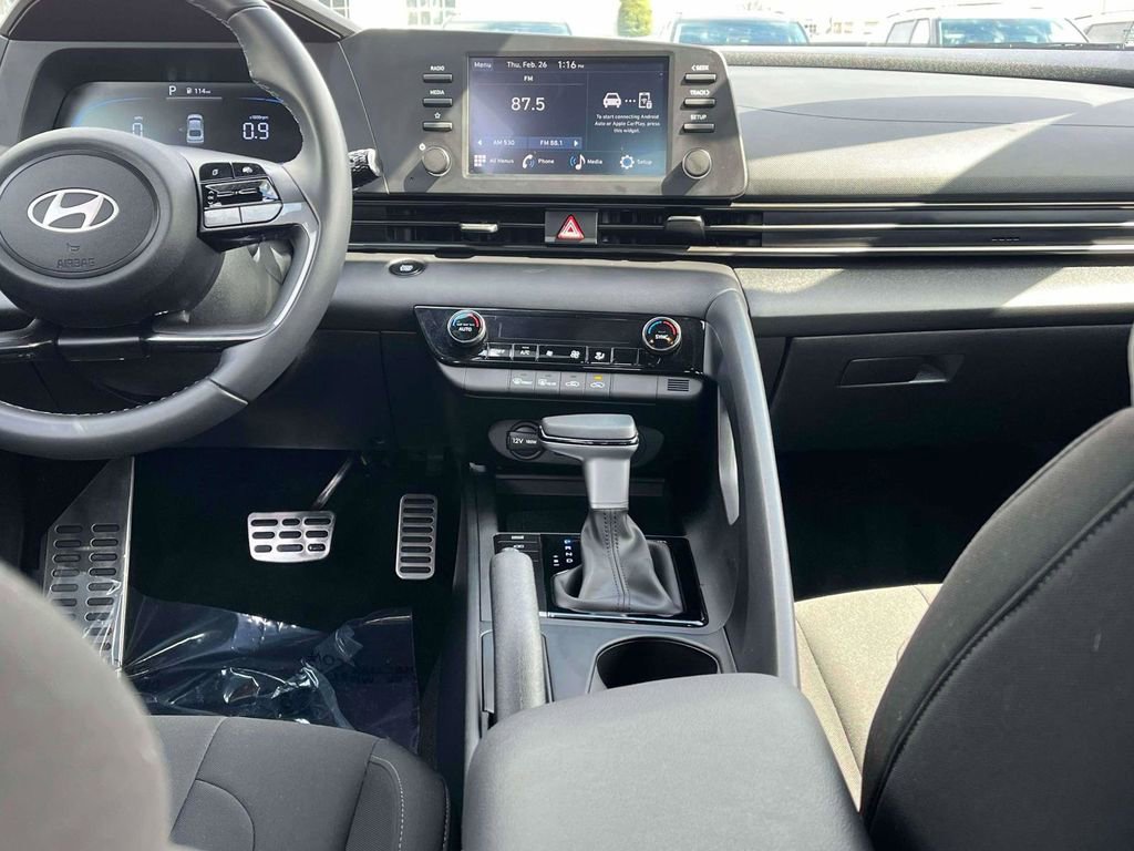 Used 2025 Hyundai Elantra Sport image 3