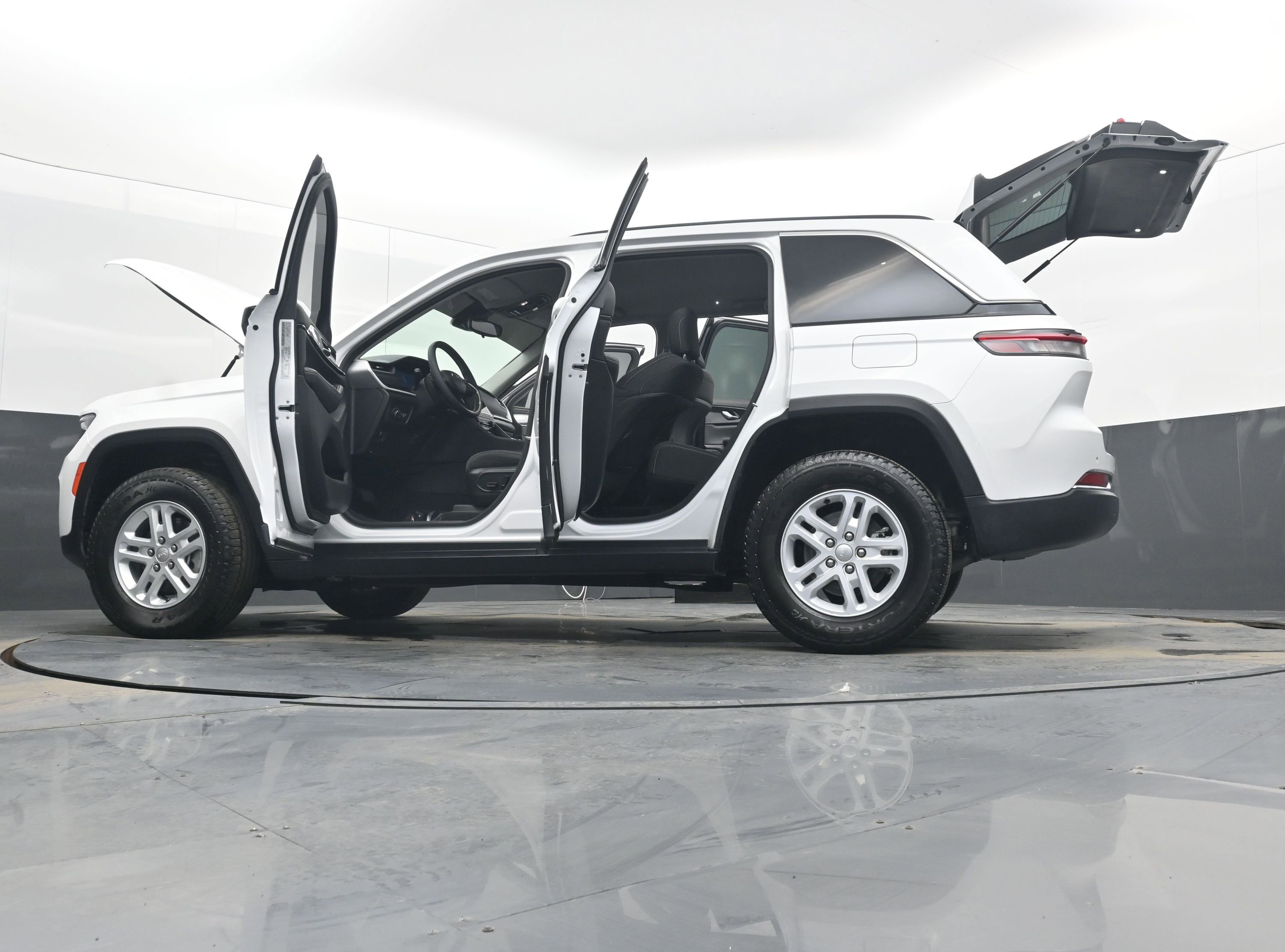 Used 2023 Jeep Grand Cherokee Laredo AWD/4WD image 42