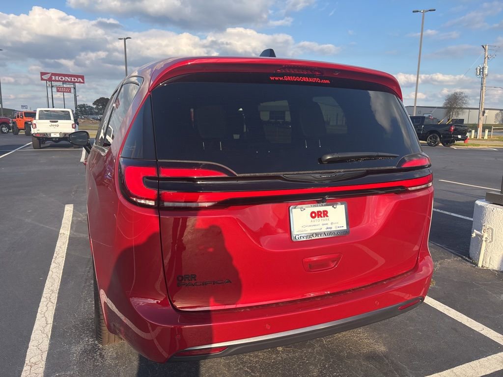 New 2026 Chrysler Pacifica Select image 4
