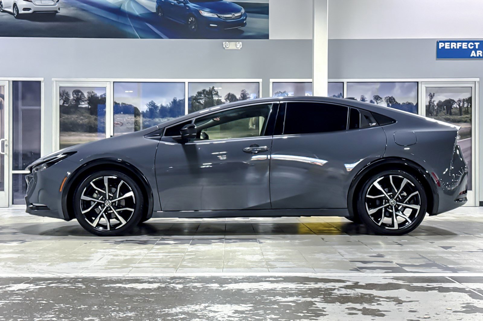 Used 2025 Toyota Prius Plug-In Hybrid image 2