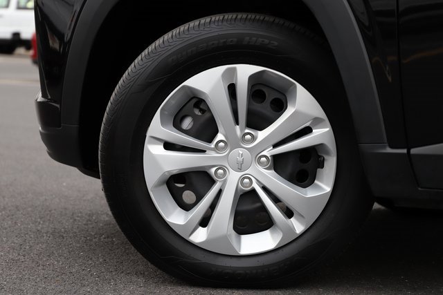 Used 2025 Chevrolet Trax LS image 2