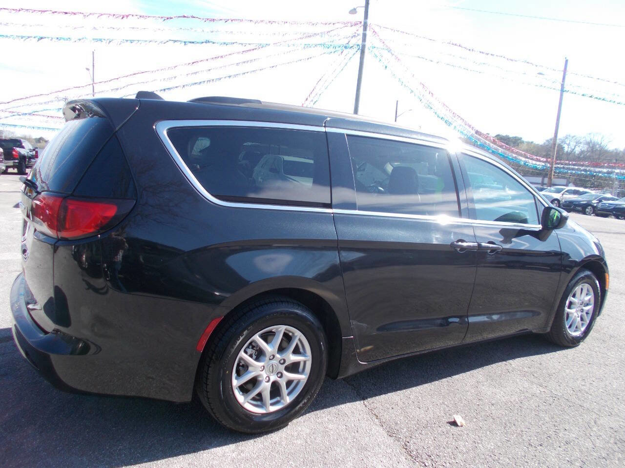 Used 2021 Chrysler Voyager Lxi image 3