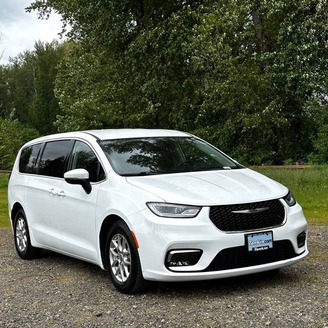 Used 2023 Chrysler Pacifica Touring-L FWD image 2
