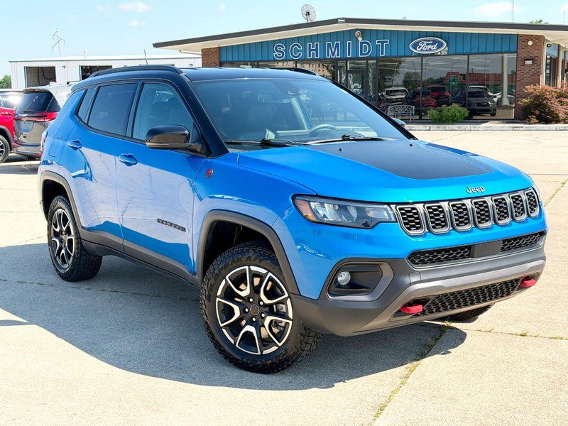 Used 2025 Jeep Compass Trailhawk AWD/4WD image 2