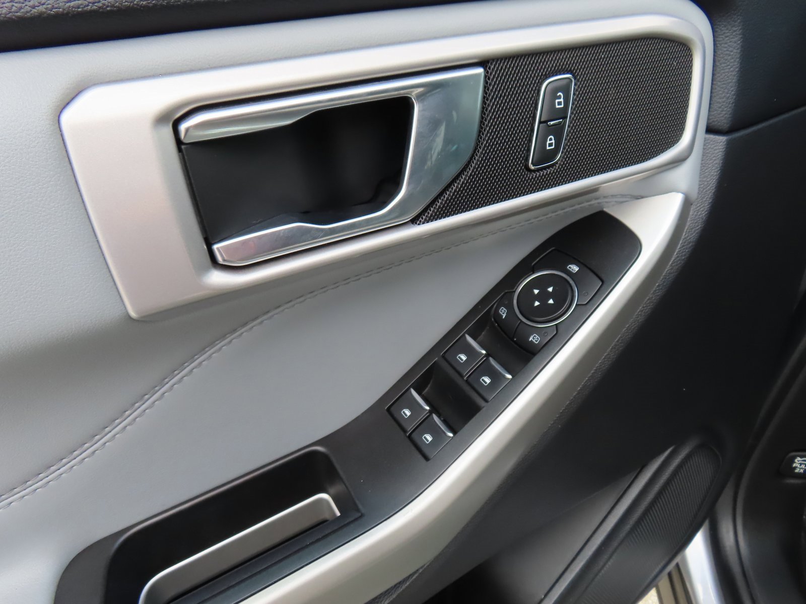 Used 2022 Ford Explorer XLT w/ Equipment Group 202A image 13