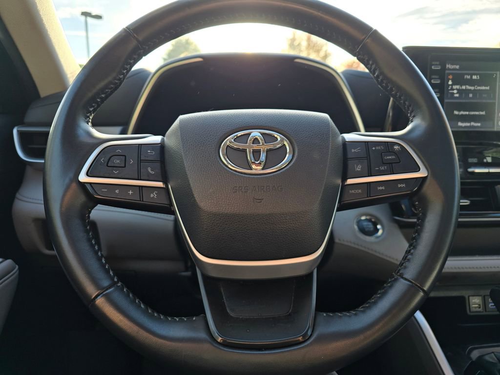 Used 2022 Toyota Highlander XLE image 16