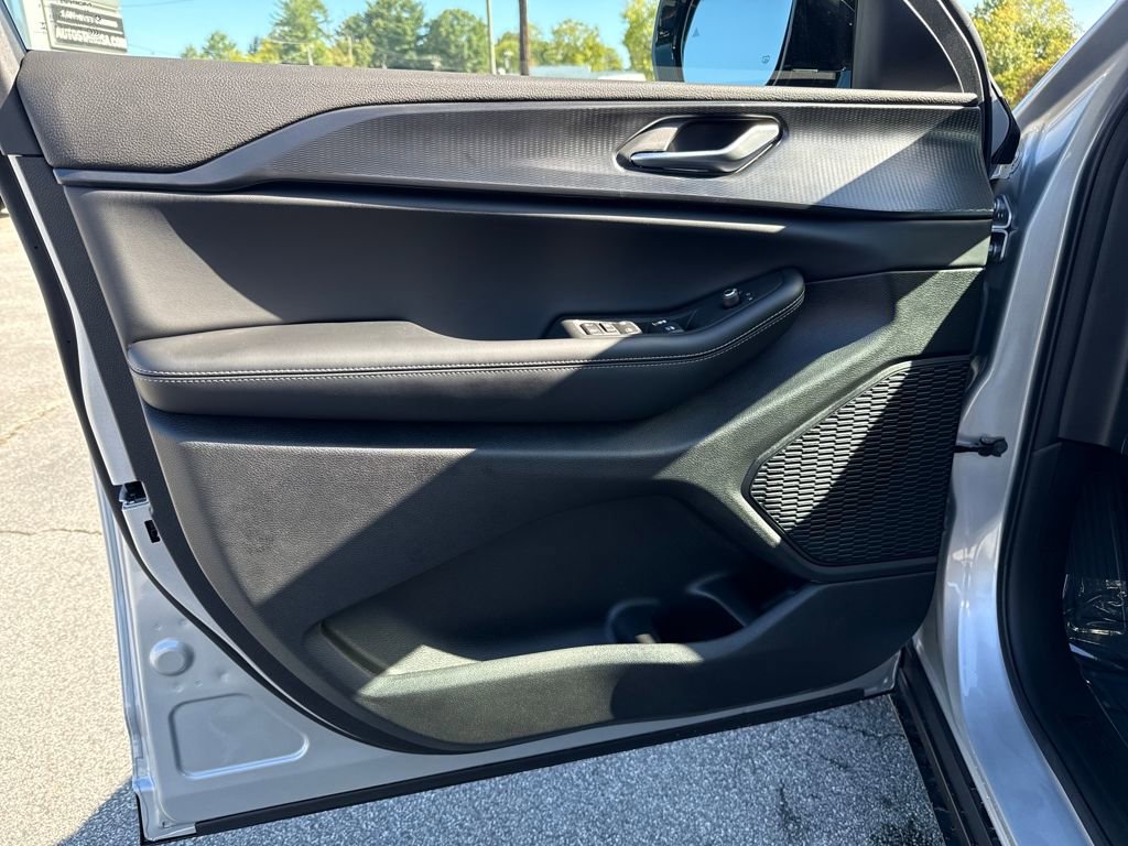 New 2025 Jeep Grand Cherokee L Laredo image 13