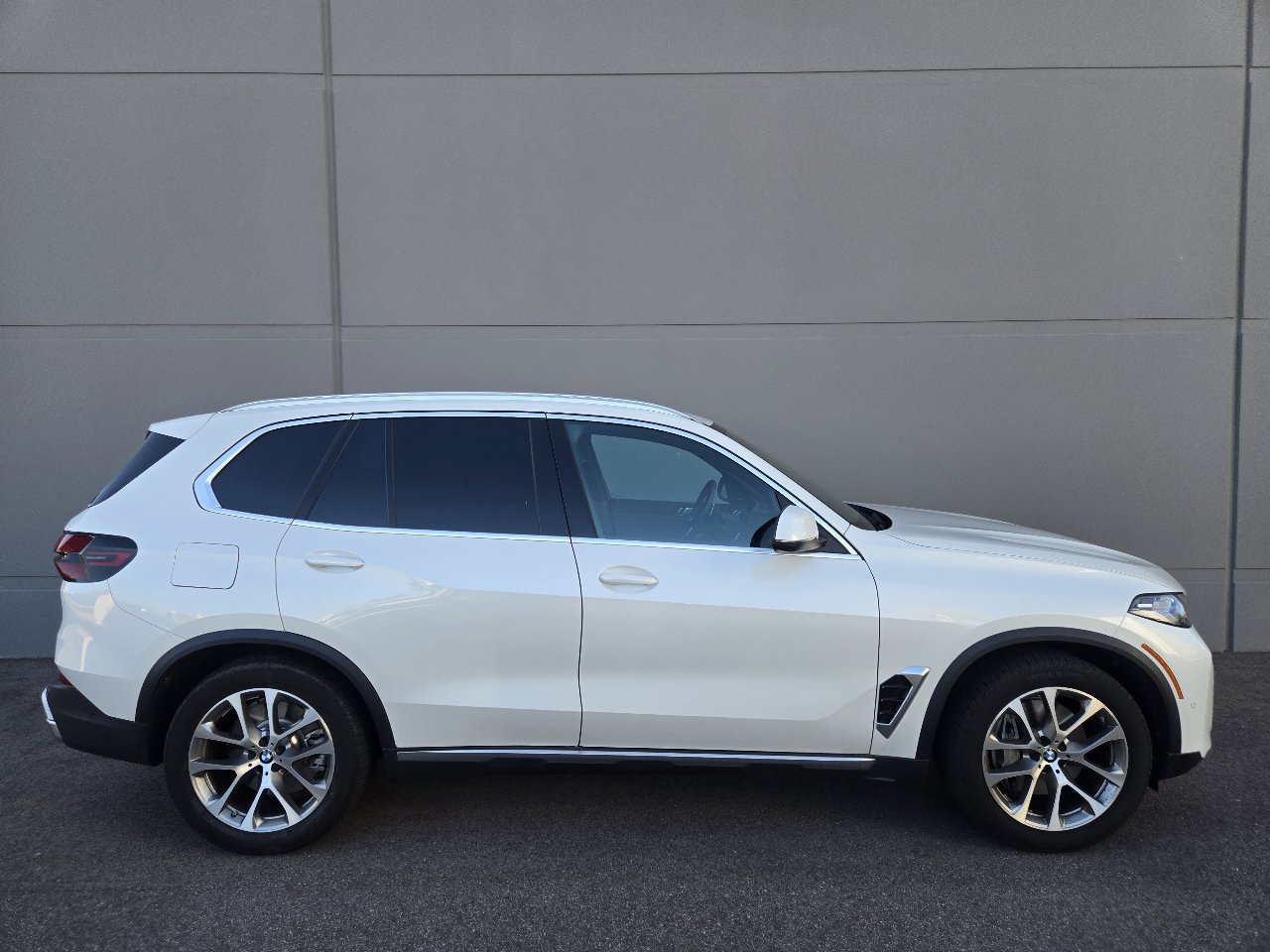 Used 2026 BMW X5 xDrive50e w/ Climate Comfort Package image 3