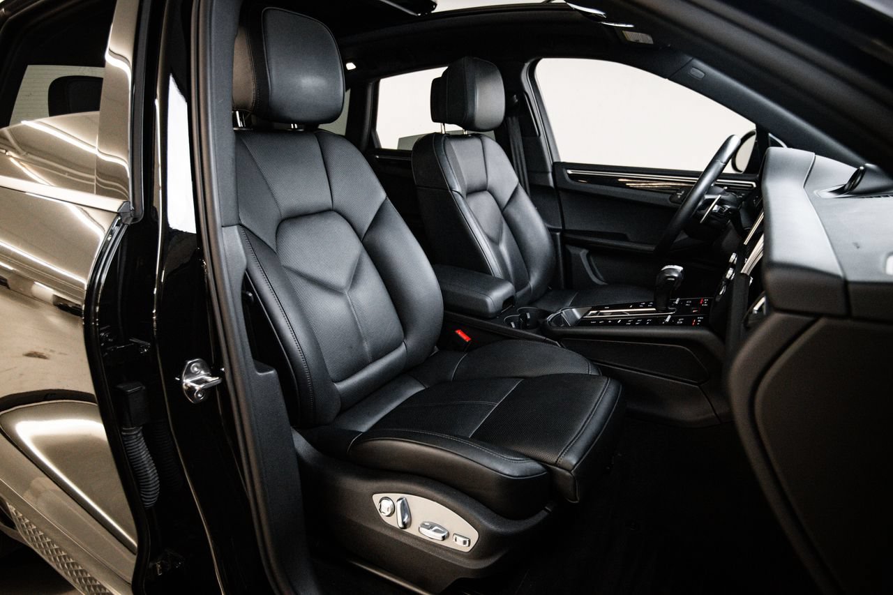 Certified 2024 Porsche Macan AWD/4WD image 28