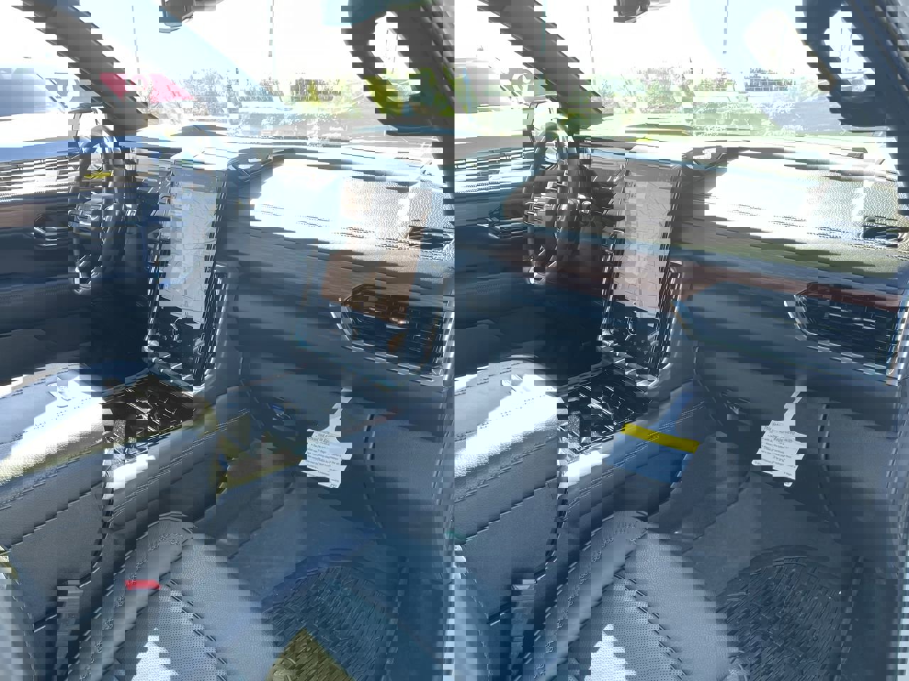 Used 2025 GMC Yukon Denali w/ Sun & Power Step Package image 30