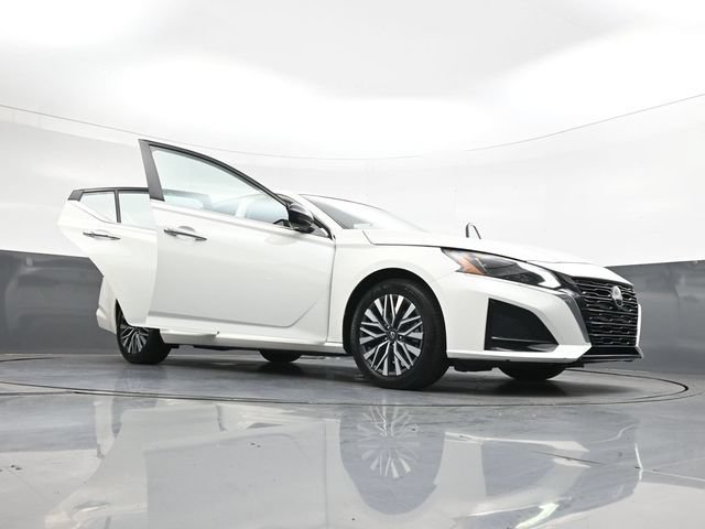 Used 2025 Nissan Altima 2.5 SV FWD image 47