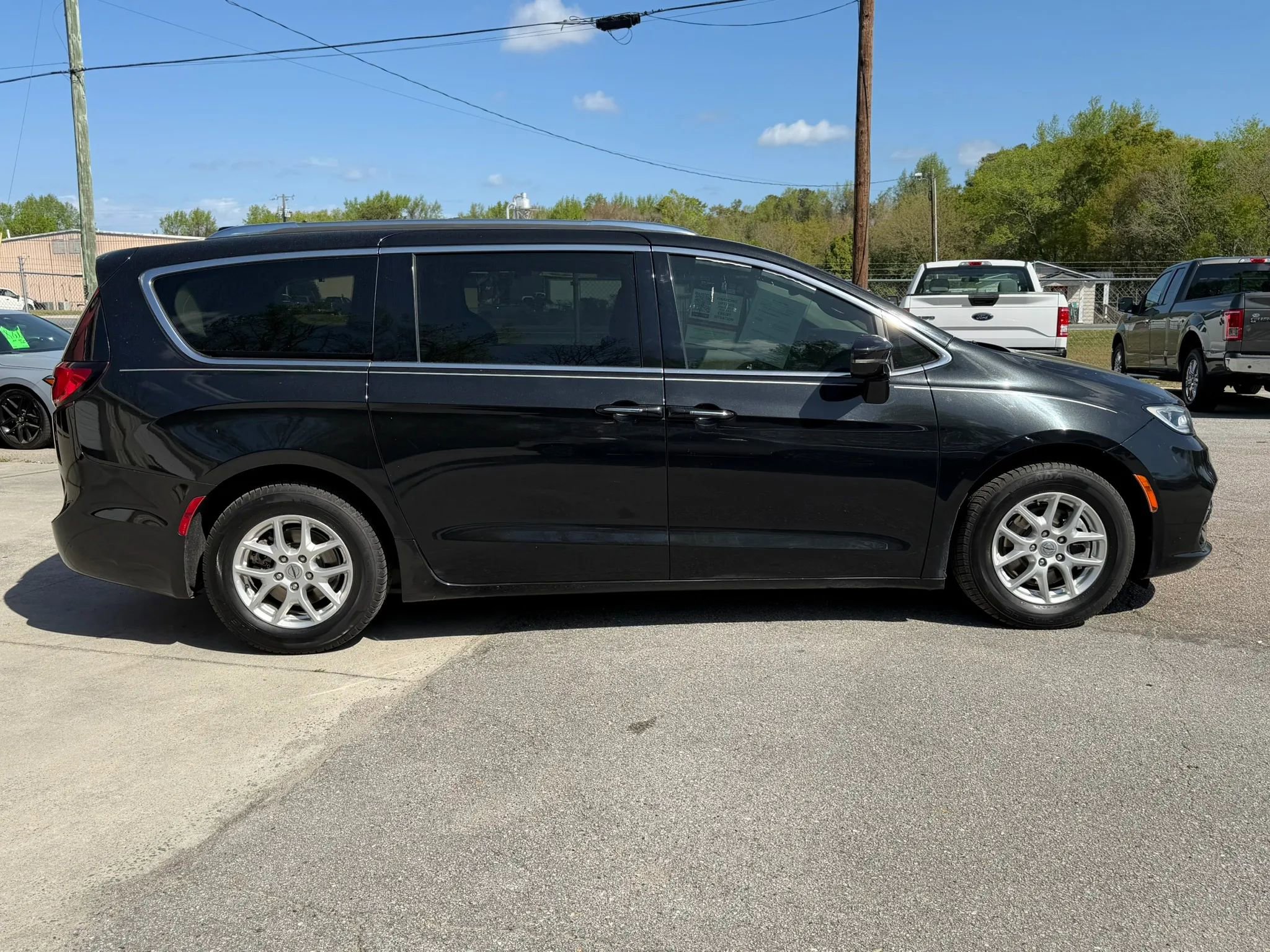 Used 2021 Chrysler Pacifica Touring-L FWD image 6