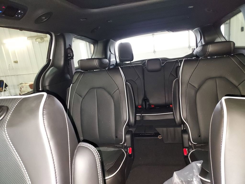 New 2026 Chrysler Pacifica Limited w/ S Appearance Package FWD image 13