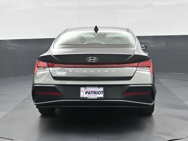 Used 2025 Hyundai Elantra SEL FWD image 5