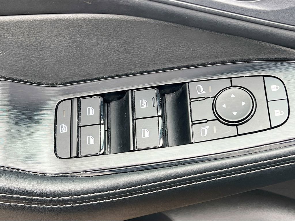 Used 2025 Nissan Rogue SV image 19