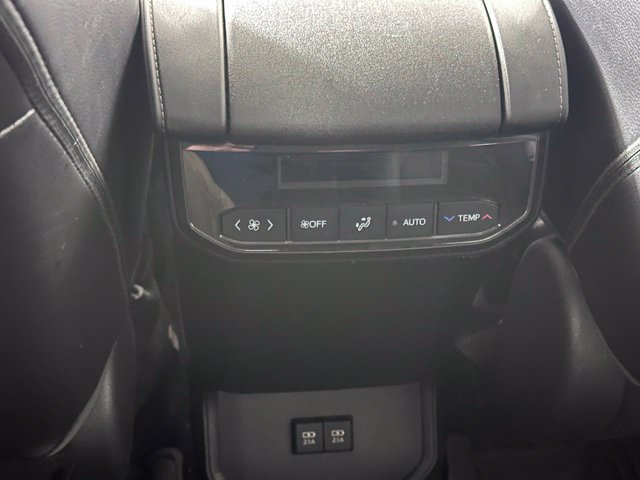 Used 2021 Toyota Highlander XLE AWD/4WD image 25