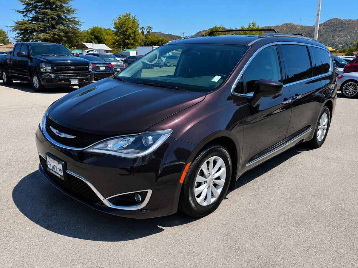 Used 2017 Chrysler Pacifica Touring-L FWD image 3