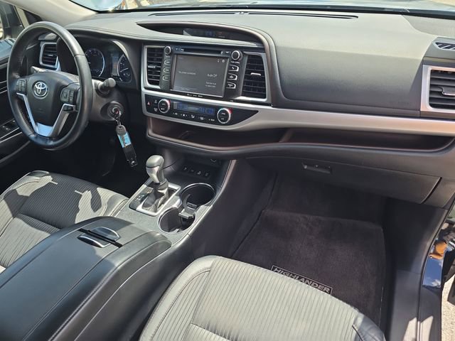 Used 2017 Toyota Highlander Plus AWD/4WD image 12