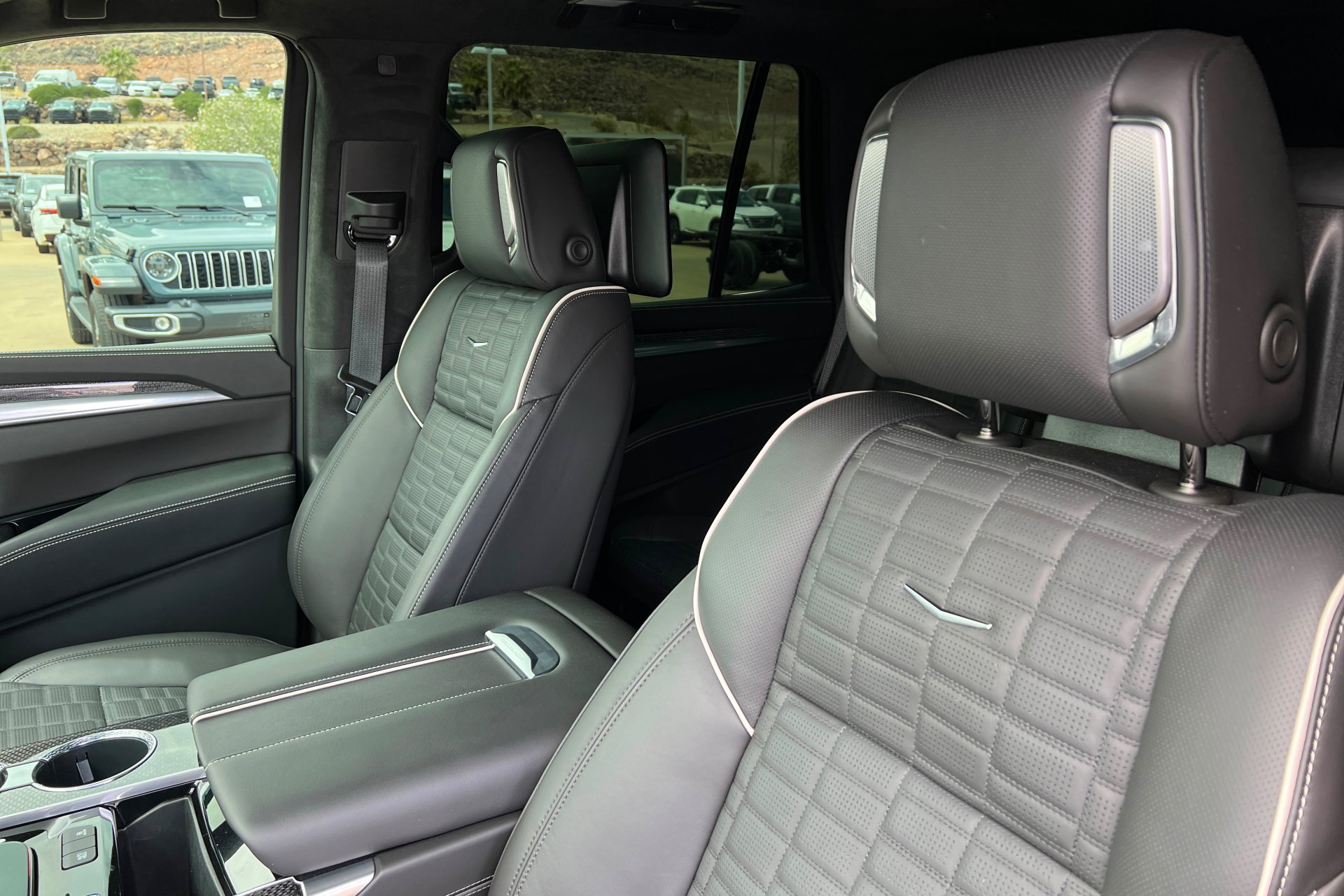 Certified 2025 Cadillac Escalade V w/ LPO, ONYX Package AWD/4WD image 17