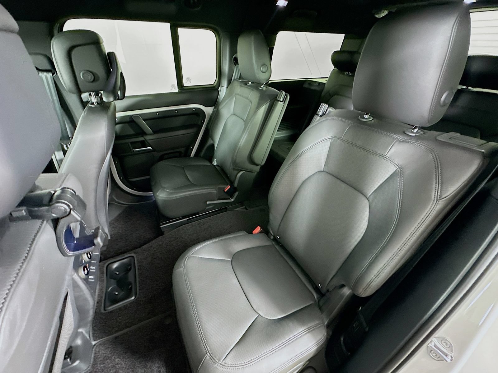 New 2026 Land Rover Defender 130 X-Dynamic SE AWD/4WD image 36