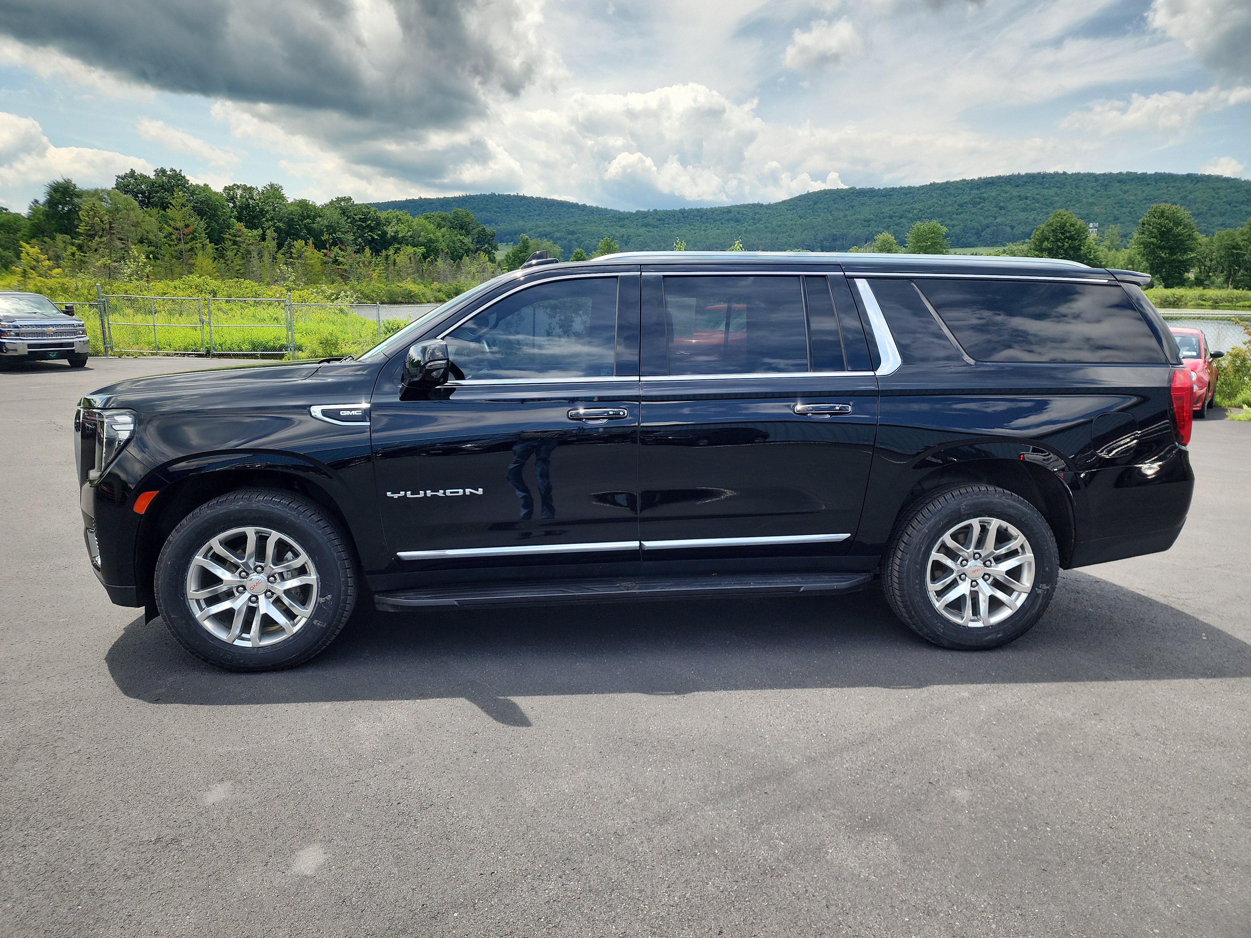 Certified 2024 GMC Yukon XL SLT w/ SLT Luxury Package AWD/4WD image 5